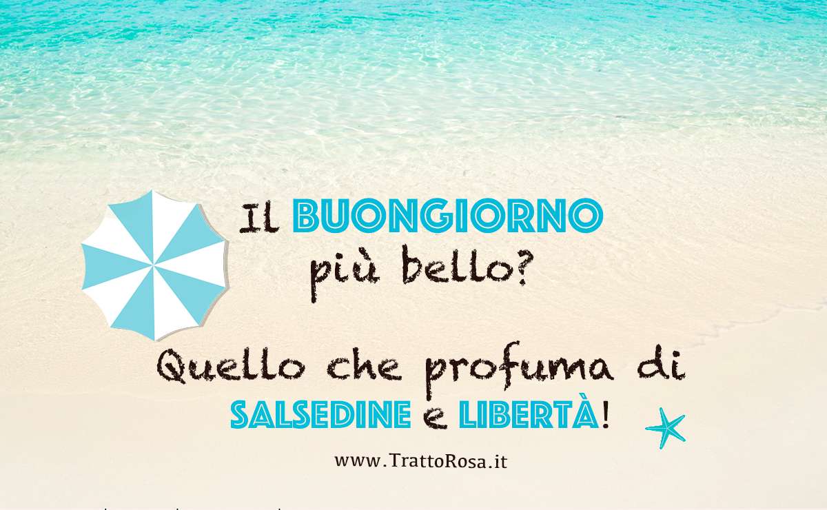 Spiaggia con mare cristallino e sabbia chiara, con un’illustrazione di ombrellone azzurro. Accanto, la frase “Il buongiorno più bello? Quello che profuma di salsedine e libertà!”