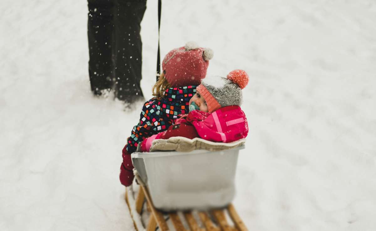 Bambini in slitta a Rovaniemi nel Villaggio di Babbo Natale