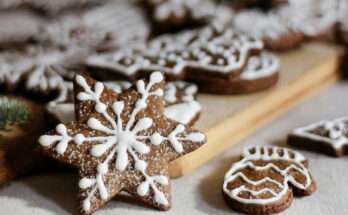 biscotti di natale al cacao decorati con glassa