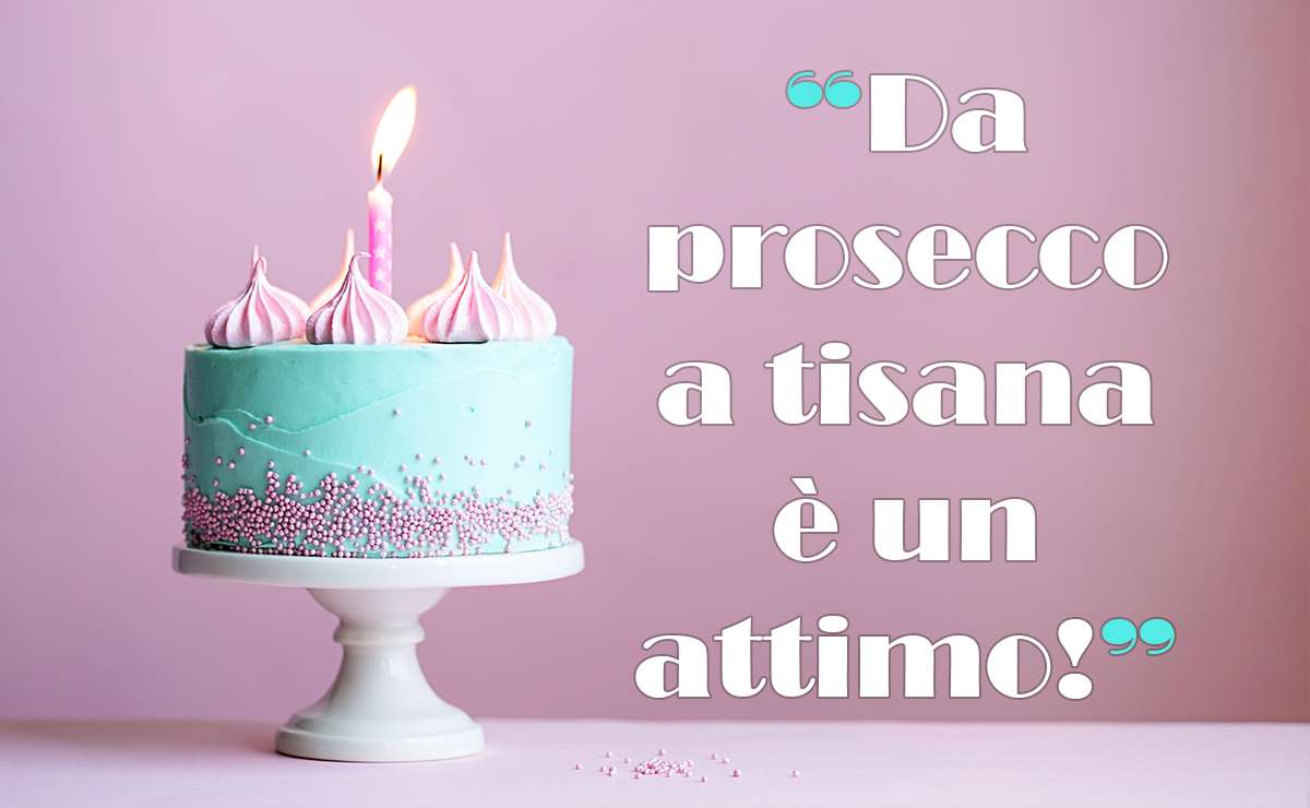 Torta di compleanno con decorazioni pastello e la frase ironica 'Da prosecco a tisana è un attimo!' scritta accanto.