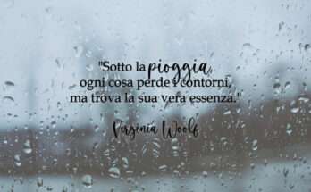 Citazione di Virginia Woolf "Sotto la pioggia, ogni cosa perde i contorni, ma trova la sua vera essenza" su sfondo di vetro bagnato da gocce di pioggia.