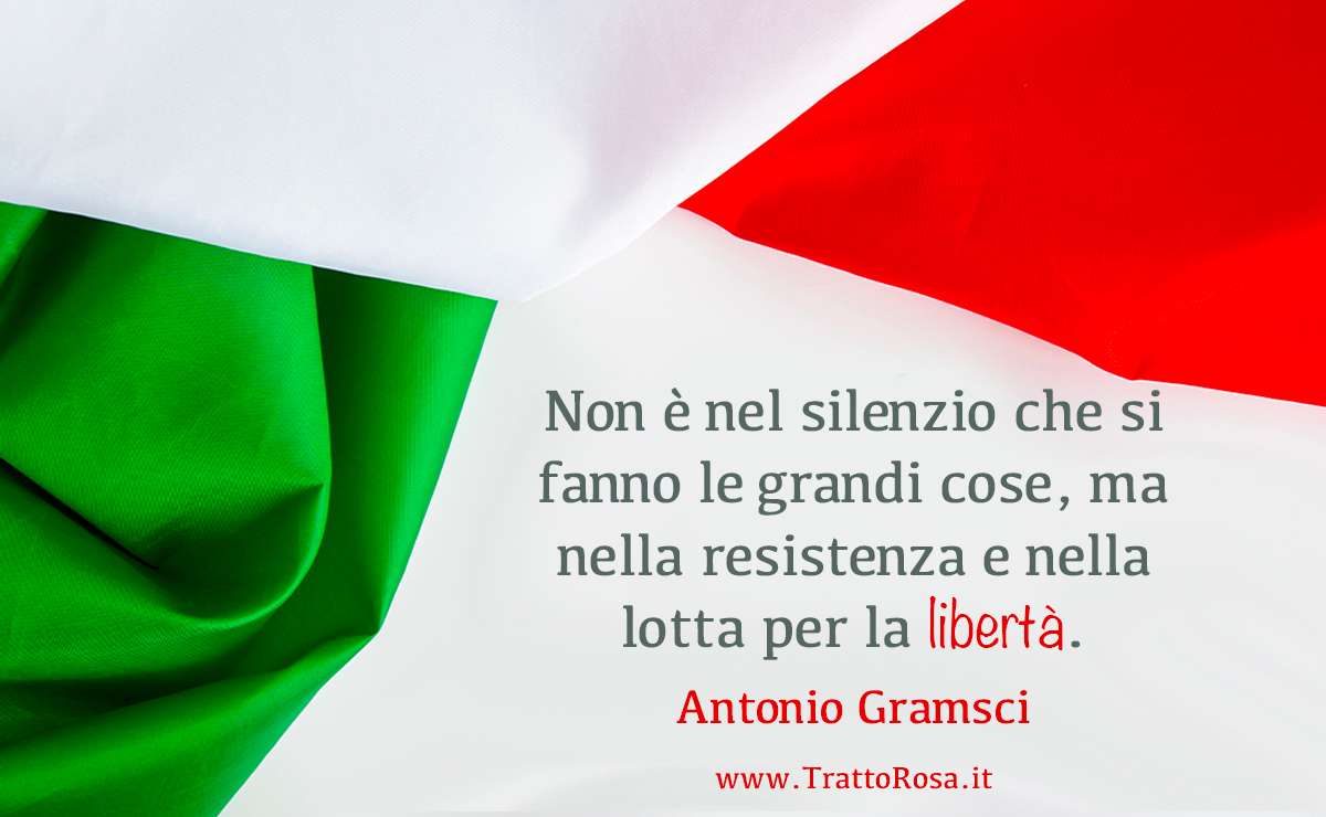 Bandiera italiana con citazione di Antonio Gramsci: “Non è nel silenzio che si fanno le grandi cose, ma nella resistenza e nella lotta per la libertà.” Testo rosso e nero